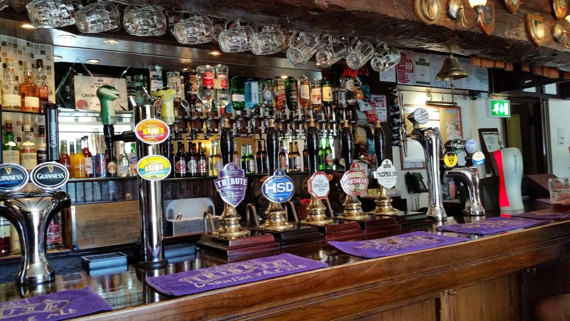 The Cromwell Arms Inn Боуви Трейси Екстериор снимка
